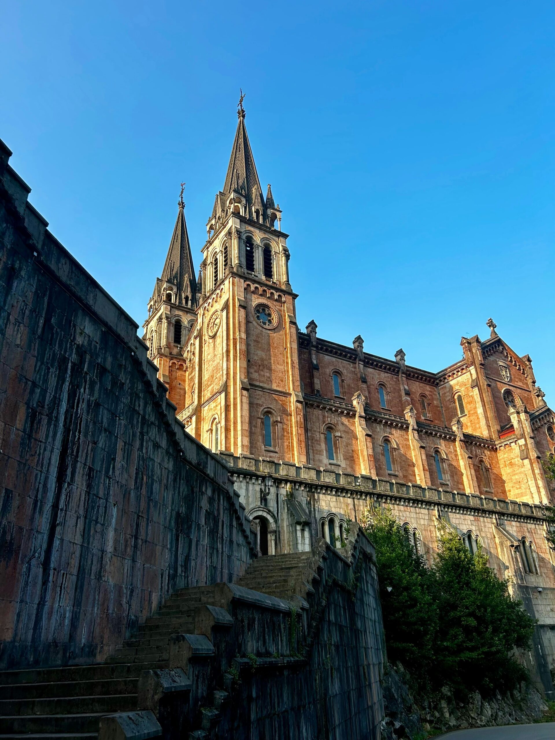 Basílica de Covadonga: historia, arquitectura y turismo en Asturias